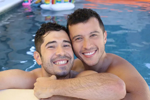 Glücklich Junge Homosexuelle Paar Genießen Ihre Zeit Zusammen Pool — Stockfoto