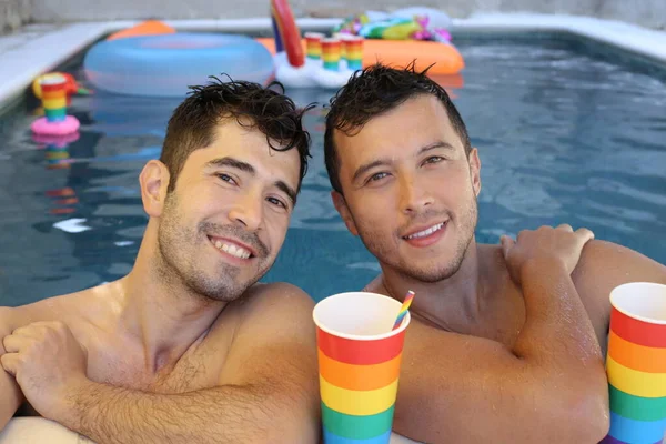 Feliz Joven Pareja Gay Disfrutando Tiempo Juntos Piscina Con Vasos —  Fotos de Stock