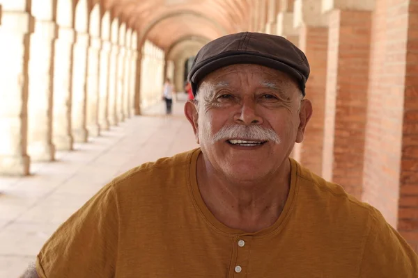 Retrato Homem Sênior Feliz Olhando Para Câmera — Fotografia de Stock