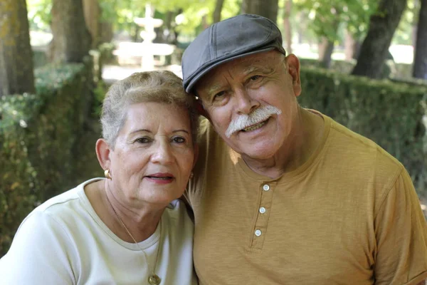 Primer Plano Retrato Hermosa Pareja Madura Abrazando Aire Libre — Foto de Stock