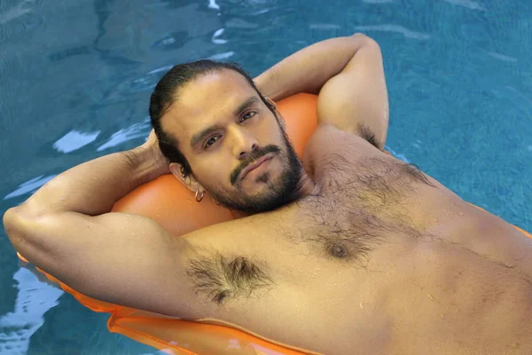 Close Retrato Bonito Jovem Shirtless Homem Deitado Colchão Inflável Piscina — Fotografia de Stock