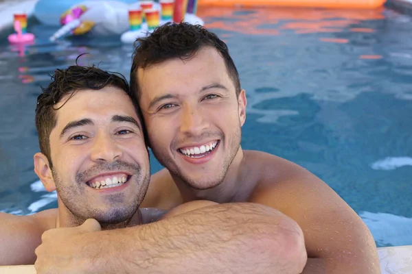 Feliz Jovem Gay Casal Aproveitando Seu Tempo Juntos Piscina — Fotografia de Stock