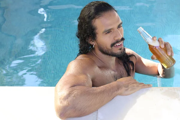 年轻英俊的男女混血男子与一瓶啤酒在游泳池里的特写 — 图库照片