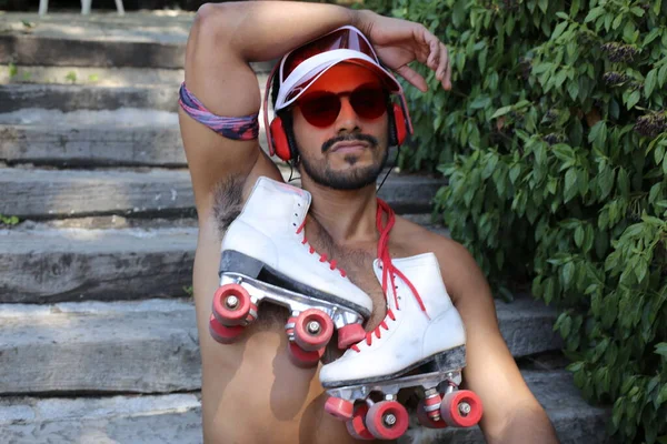 年轻帅气的混血儿 赤身裸体 头戴旧式红色塑料帽 太阳镜和溜冰鞋的特写 — 图库照片
