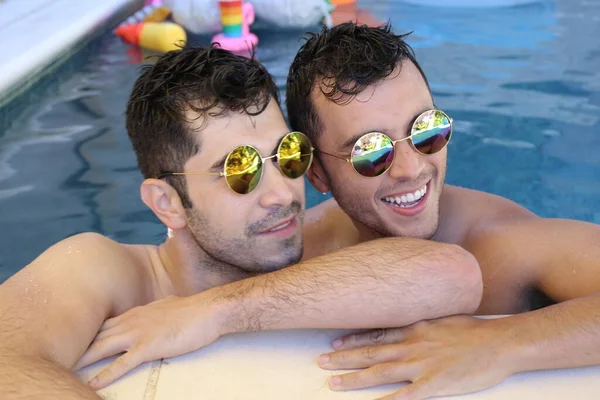 幸せな若いゲイのカップルとサングラス一緒にプールで彼らの時間を楽しんで — ストック写真