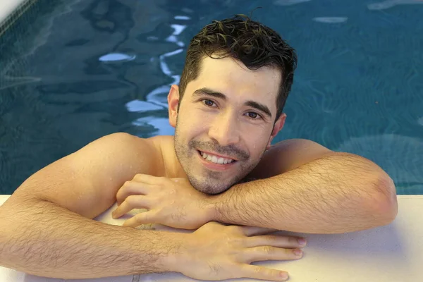 Nahaufnahme Porträt Eines Hübschen Jungen Mannes Ohne Hemd Pool — Stockfoto