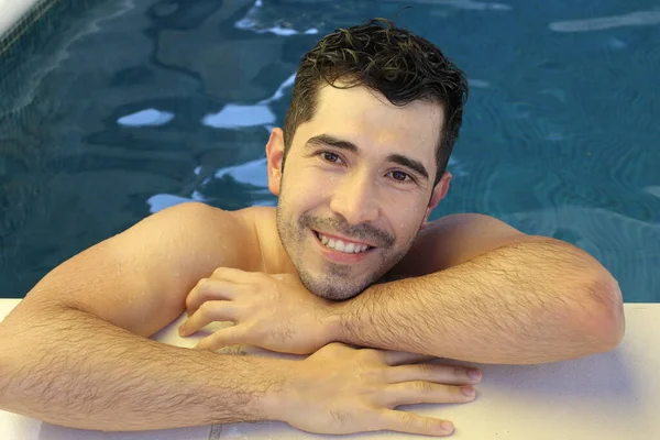 Nahaufnahme Porträt Eines Hübschen Jungen Mannes Ohne Hemd Pool — Stockfoto