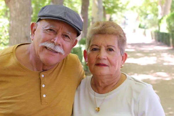 Primer Plano Retrato Hermosa Pareja Madura Abrazando Aire Libre — Foto de Stock