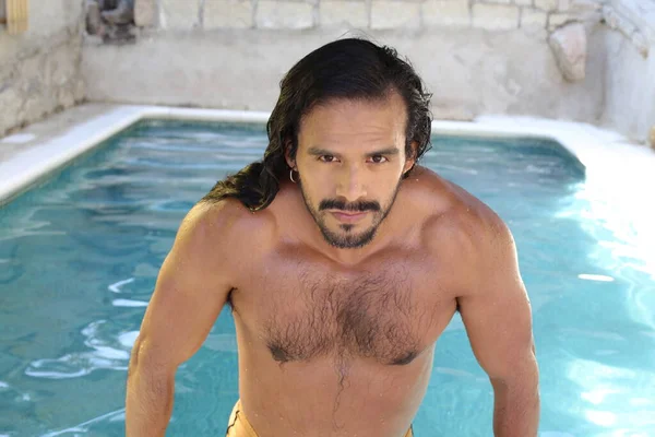 Close Portret Van Knappe Jonge Gemengde Ras Shirtloze Man Zwembad — Stockfoto