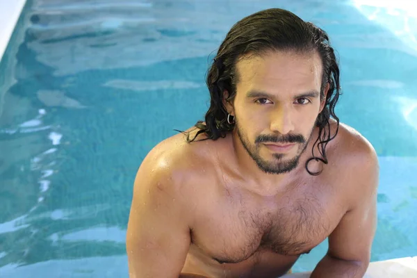 Close Portret Van Knappe Jonge Gemengde Ras Shirtloze Man Zwembad — Stockfoto