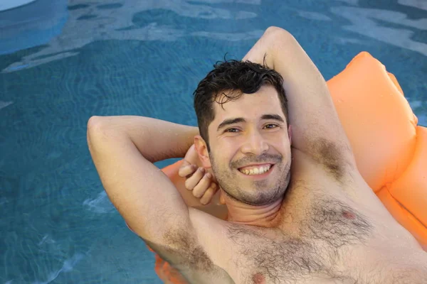 Close Retrato Bonito Jovem Shirtless Homem Deitado Colchão Inflável Piscina — Fotografia de Stock