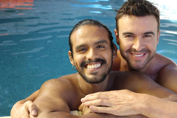 Pasangan Gay Muda Yang Bahagia Menikmati Waktu Mereka Bersama Kolam — Stok Foto
