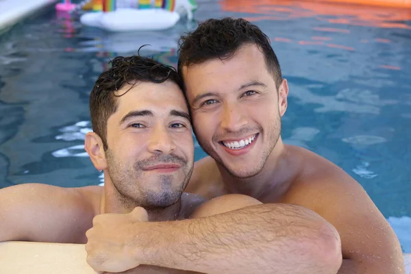 Feliz Jovem Gay Casal Aproveitando Seu Tempo Juntos Piscina — Fotografia de Stock