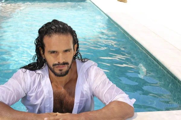 年轻帅气的男女混血男子在游泳池里穿着白色湿衬衫的特写 — 图库照片