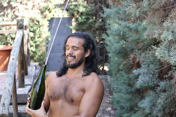 年轻帅气的混血男子的特写镜头 他穿着衬衫 喝着一瓶香槟 — 图库照片