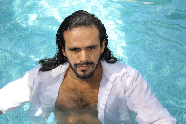 身穿湿白色衬衫的年轻混血男子在游泳池中的特写 — 图库照片