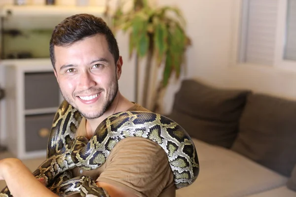 Close Retrato Belo Jovem Com Seu Animal Estimação Cobra Casa — Fotografia de Stock