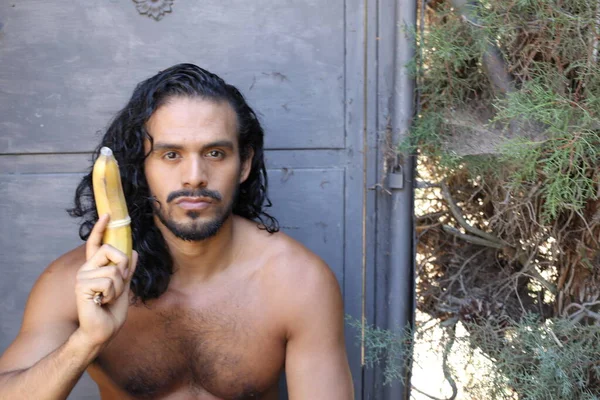 Close Retrato Bonito Jovem Mestiço Sem Camisa Homem Segurando Banana — Fotografia de Stock