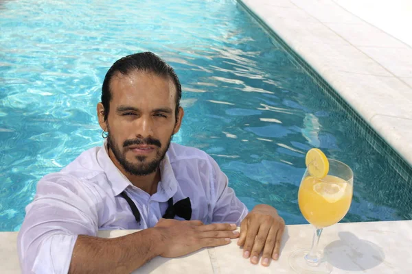 年轻帅气的男女混血男子身穿白色湿衬衫 游泳池里有热带鸡尾酒的特写 — 图库照片