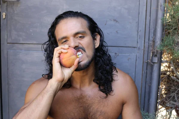 Close Retrato Bonito Jovem Mestiço Sem Camisa Homem Comendo Pêssego — Fotografia de Stock