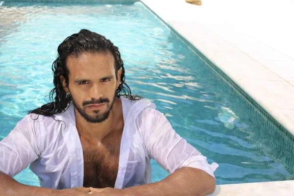 年轻帅气的男女混血男子在游泳池里穿着白色湿衬衫的特写 — 图库照片