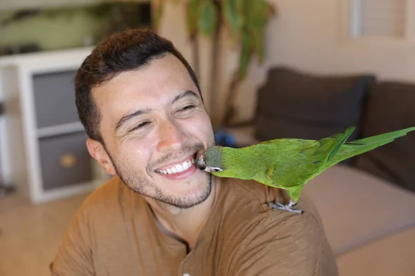 Nahaufnahme Porträt Eines Hübschen Jungen Mannes Mit Seinem Niedlichen Papagei — Stockfoto