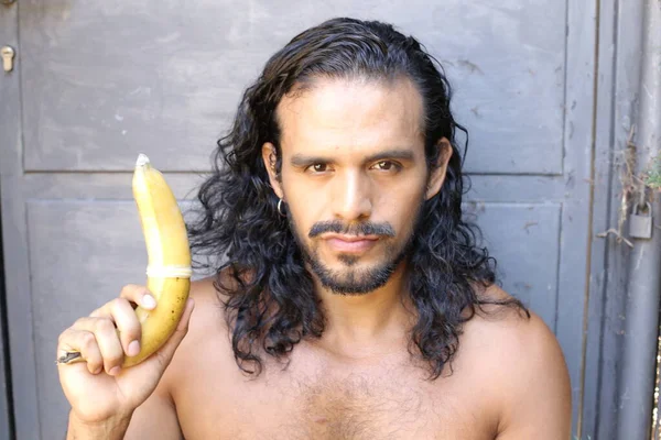 바나나를 콘돔으로 인종의 — 스톡 사진