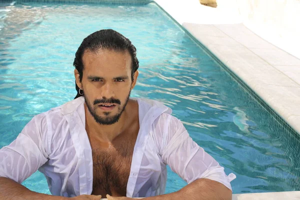 プールでの白いぬれたシャツのハンサムな若い混合人種の男のクローズアップポートレート — ストック写真