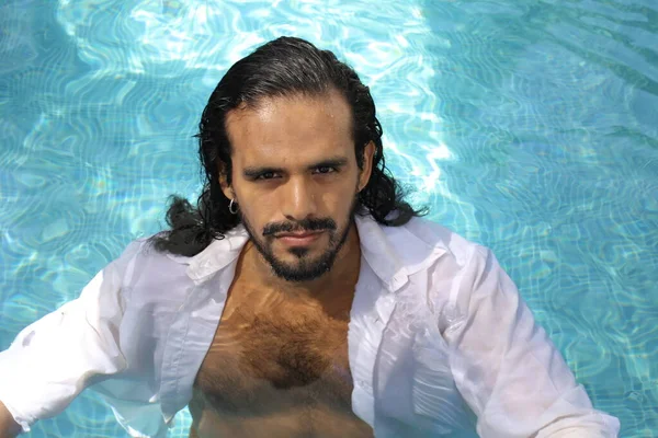 プールで濡れた白いシャツを着たハンサムな若い混合人種の男のクローズアップ肖像画 — ストック写真