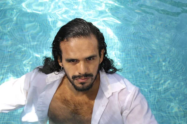 Havuzdaki Islak Beyaz Gömlekli Yakışıklı Melez Adamın Yakın Plan Portresi — Stok fotoğraf