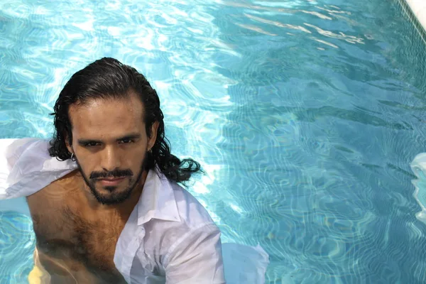 Close Retrato Bonito Jovem Misto Homem Raça Molhado Camisa Branca — Fotografia de Stock