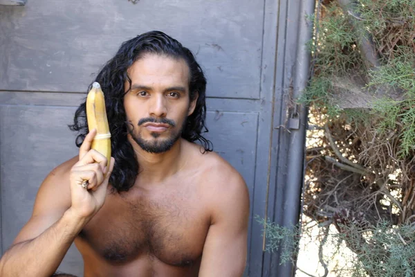 Close Retrato Bonito Jovem Mestiço Sem Camisa Homem Segurando Banana — Fotografia de Stock