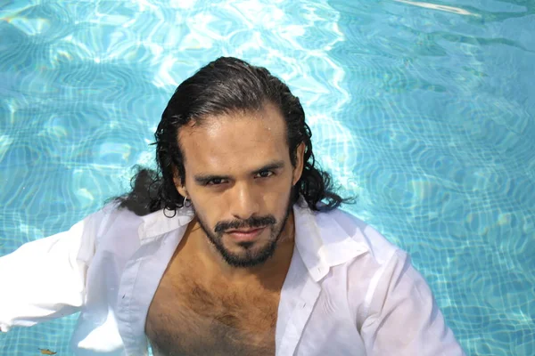 Close Retrato Bonito Jovem Misto Homem Raça Molhado Camisa Branca — Fotografia de Stock