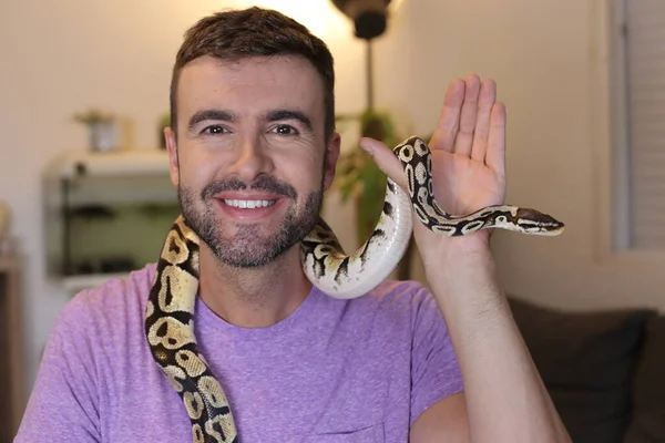 Close Retrato Belo Jovem Com Seu Animal Estimação Cobra Casa — Fotografia de Stock