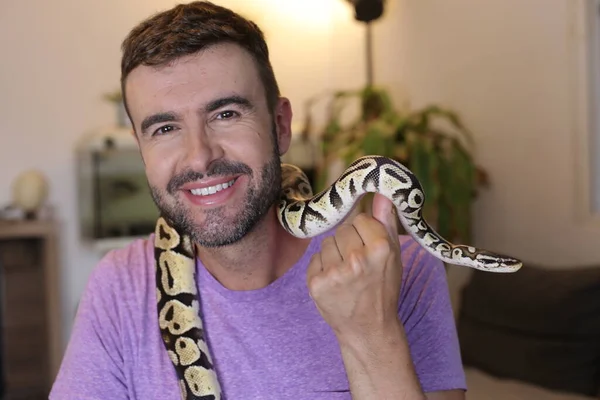 Close Retrato Belo Jovem Com Seu Animal Estimação Cobra Casa — Fotografia de Stock