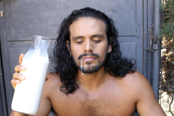 ハンサムな若い混合人種のシャープな男とミルクのボトル — ストック写真