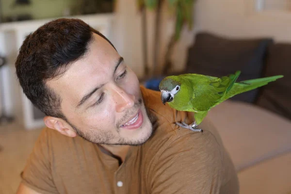 Nahaufnahme Porträt Eines Hübschen Jungen Mannes Mit Seinem Niedlichen Papagei — Stockfoto