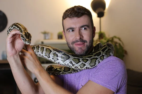 Close Retrato Belo Jovem Com Seu Animal Estimação Cobra Casa — Fotografia de Stock