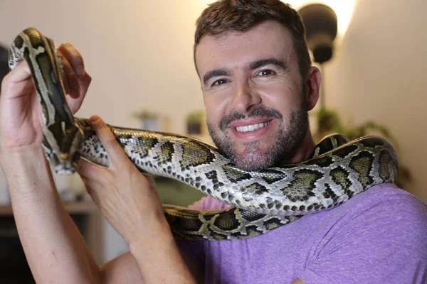 Close Retrato Belo Jovem Com Seu Animal Estimação Cobra Casa — Fotografia de Stock