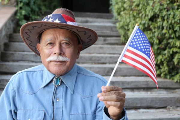 Närbild Porträtt Stilig Senior Man Skjorta Och Cowboy Hatt Håller — Stockfoto