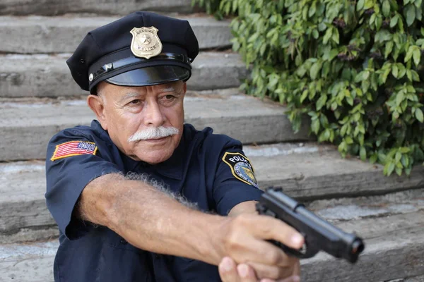 Nahaufnahme Porträt Eines Gut Aussehenden Älteren Mannes Polizeikostüm Bewaffnet Mit — Stockfoto