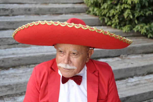 Zblízka Portrét Pohledného Staršího Muže Červeném Obleku Sombrerem Venku — Stock fotografie
