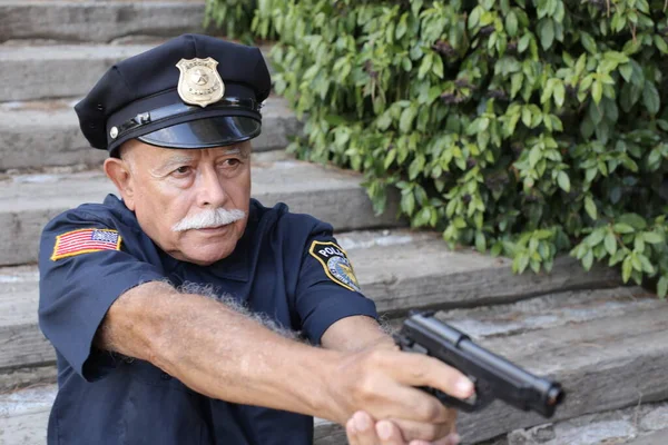 Nahaufnahme Porträt Eines Gut Aussehenden Älteren Mannes Polizeikostüm Bewaffnet Mit — Stockfoto