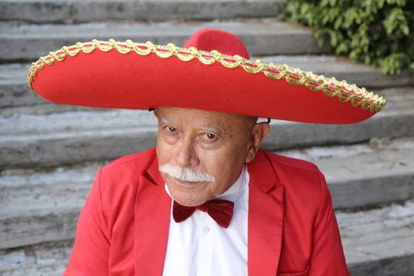 Close Retrato Homem Sênior Bonito Terno Vermelho Com Sombrero Livre — Fotografia de Stock