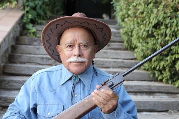 Zblízka Portrét Pohledného Staršího Muže Košili Kovbojské Čepici Držící Pušku — Stock fotografie