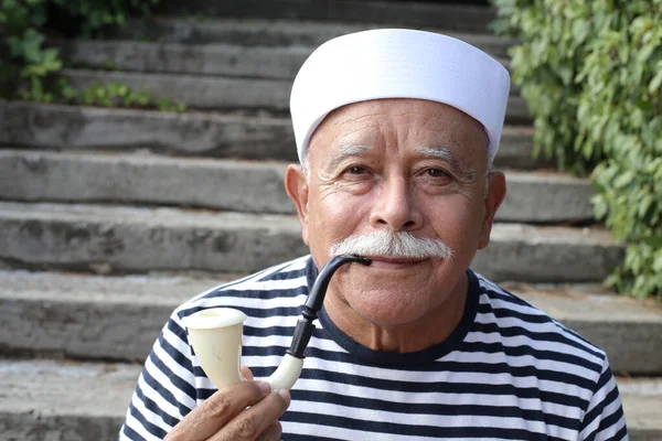 Açık Havada Sigara Tüttüren Denizci Kostümlü Yakışıklı Bir Adamın Yakın — Stok fotoğraf