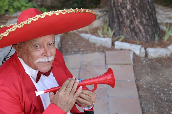 Zblízka Portrét Pohledného Staršího Muže Červeném Obleku Sombrerem Venku — Stock fotografie