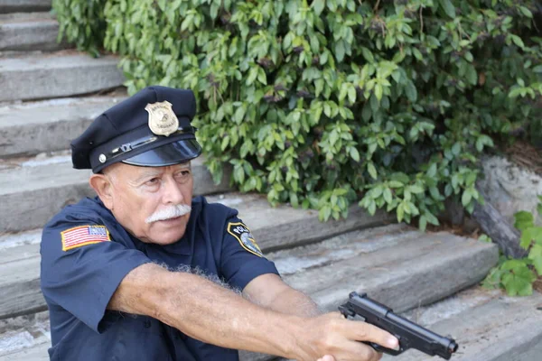 Close Retrato Belo Homem Sênior Traje Policial Armado Com Pistola — Fotografia de Stock