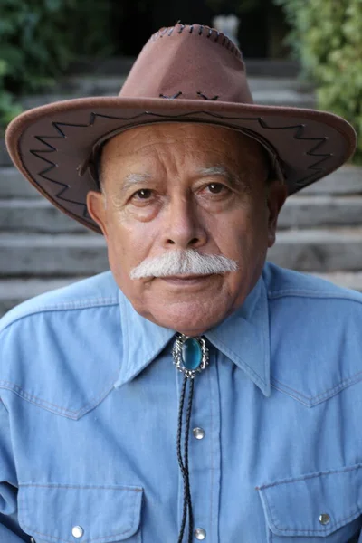 Närbild Porträtt Stilig Senior Man Skjorta Och Cowboy Hatt Utomhus — Stockfoto