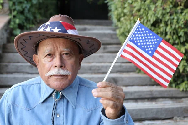 Närbild Porträtt Stilig Senior Man Skjorta Och Cowboy Hatt Håller — Stockfoto